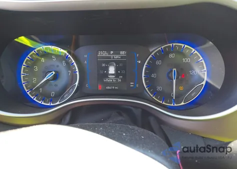 2017 Chrysler Pacifica Lx z USA, uszkodzony, nr VIN 2C4RC1CG0HR522383